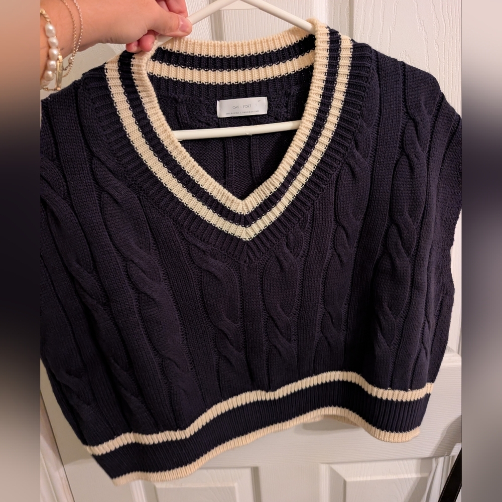 Oak Fort Cable Knit V-Neck Sweater - Navy and Cream